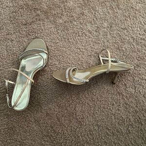 Karen Scott sz 8 M  dressy gold sandals with rhinestone straps EUC  2.5 in heels